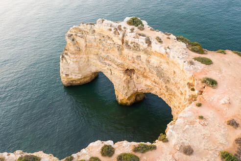 Luftaufnahme der natürlichen Bögen in Praia da Mesquita, Lagoa, Portugal - AAEF07024