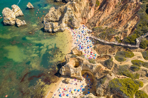 Luftaufnahme von Praia do Camilo, einem versteckten Strand, der über steile Stufen erreichbar ist, Portugal. - AAEF07027