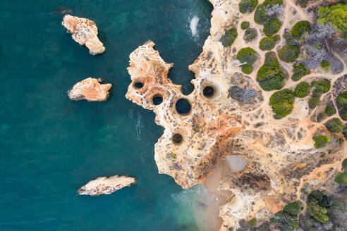 Luftaufnahme über Ponta da Piedade, malerische Felsformation, Portugal. - AAEF07031