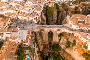 Luftaufnahme der El Tajo-Schlucht, der berühmten Brücke in Ronda, Malaga, Spanien - AAEF07033