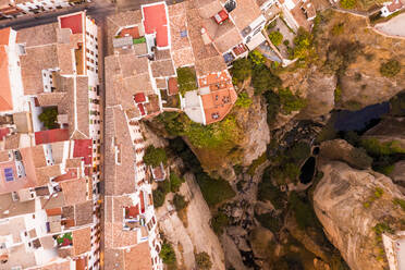 Luftaufnahme von Häusern in Ronda nahe der Klippe, Malaga, Spanien - AAEF07035