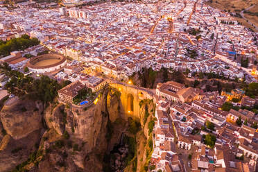 Luftaufnahme der Schlucht El Tajo, berühmte Brücke in Ronda bei Nacht, Malaga, Spanien - AAEF07036