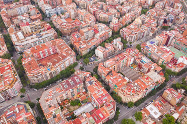 Luftaufnahme von oben von einem Wohngebiet in Barcelona, Spanien. - AAEF07042