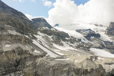 Luftaufnahme von Bergen mit Schnee Leukerbad, Schweiz. - AAEF07044