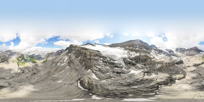 Panorama-Luftaufnahme von Bergen mit Schnee Leukerbad, Schweiz - AAEF07045