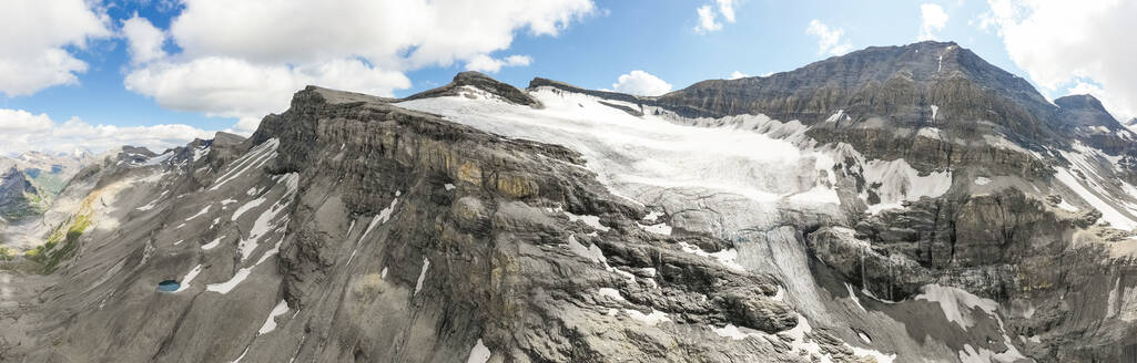 Panorama-Luftaufnahme von Bergen mit Schnee Leukerbad, Schweiz - AAEF07046