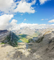 Luftaufnahme der Berge im Leukerbader Tal an einem bewölkten Tag, Schweiz - AAEF07047