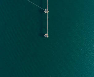 Luftaufnahme des türkisfarbenen Wassers in der Western Port Bay, Victoria, Australien - AAEF07108