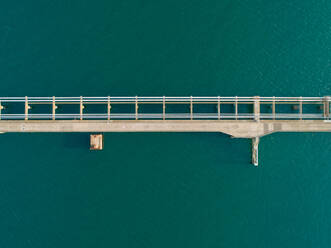 Luftaufnahme einer Brücke in Western Port Bay, Victoria, Australien - AAEF07110
