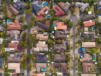 Luftaufnahme von Häusern in Wantirna South, Victoria, Australien - AAEF07112