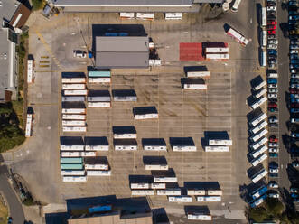 Luftaufnahme eines Busparkplatzes, Dandenong, Victoria, Australien - AAEF07125