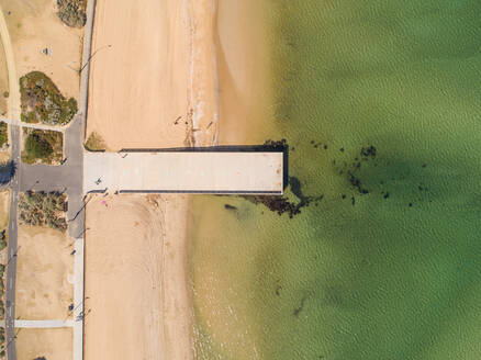 Luftaufnahme eines Piers in Brighton, Victoria, Australien - AAEF07127