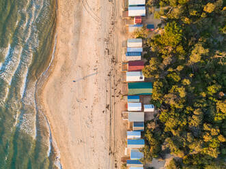 Luftaufnahme des Strandufers, Mornington, Victoria, Australien - AAEF07146