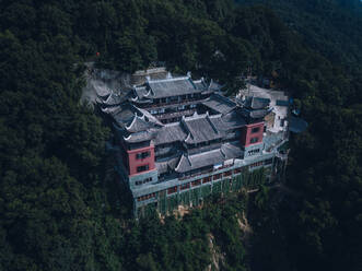 Luftaufnahme eines Tempels auf einem Berg, Nan'an, Chongqing, China - AAEF07158