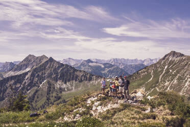 Wanderfamilie auf Berggipfel stehend, Achenkirch, Österreich - DHEF00131