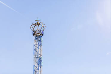 Deutschland, Bayern, München, Blick von unten auf die Kettenschaukel des Bayern Towers gegen den klaren Himmel - MMAF01278