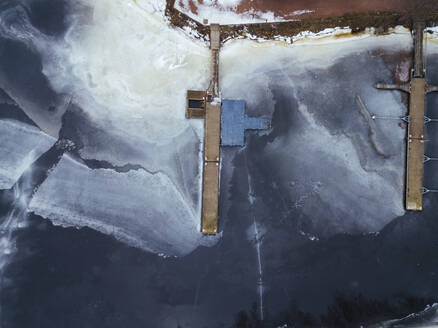 Russland, Sankt Petersburg, Sestroretsk, Luftaufnahme von zwei Landungsbrücken am gefrorenen Ufer des Finnischen Meerbusens - KNTF04465
