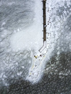 Russland, Sankt Petersburg, Sestroretsk, Luftaufnahme eines leeren Piers am gefrorenen Ufer des Finnischen Meerbusens - KNTF04474