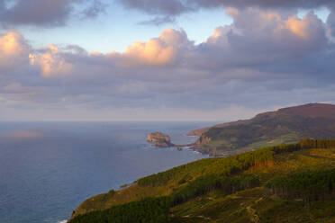 Spanien, Biskaya, Bakio, Wolken über dem Golf von Biskaya mit Gaztelugatxe im Hintergrund - LBF02932