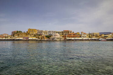 Griechenland, Kreta, Chania, Hafen der Küstenstadt mit Kucuk Hasan Pasha Moschee im Hintergrund - MAMF01248