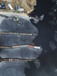Russland, Sankt Petersburg, Sestroretsk, Luftaufnahme von Landungsbrücken am zugefrorenen Ufer des Finnischen Meerbusens - KNTF04478
