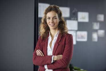 Porträt einer lächelnden Geschäftsfrau im Büro - RBF07071