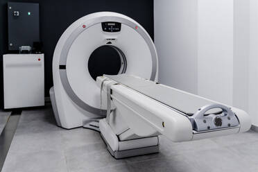 MRI scanner in veterinary clinic - DLTSF00586