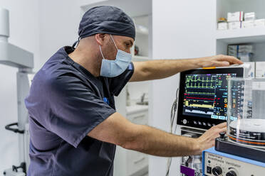 Tierarzt überprüft Herzfrequenzmonitor in der Klinik - DLTSF00596