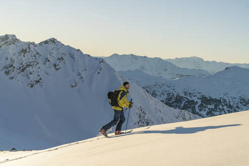 Mann während Skitour, Lenzerheide, Graubünden, Schweiz - HBIF00069