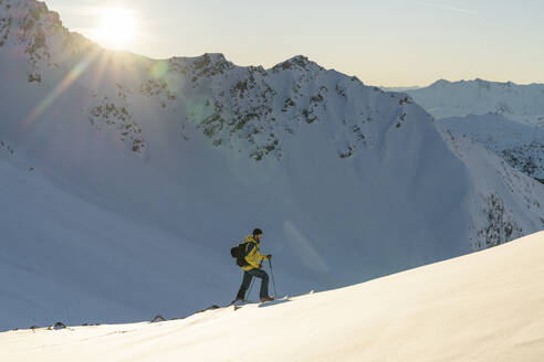 Mann während Skitour, Lenzerheide, Graubünden, Schweiz - HBIF00070