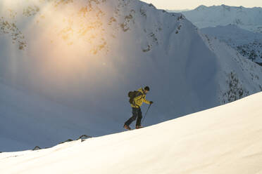 Mann während Skitour, Lenzerheide, Graubünden, Schweiz - HBIF00071