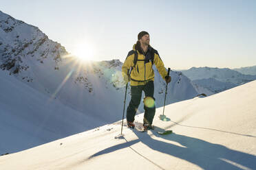 Mann während Skitour, Lenzerheide, Graubünden, Schweiz - HBIF00072