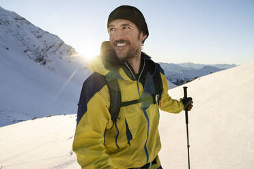 Porträt eines Mannes während einer Skitour, Lenzerheide, Graubünden, Schweiz - HBIF00073