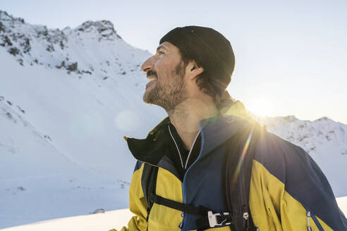 Porträt eines Mannes während einer Skitour, Lenzerheide, Graubünden, Schweiz - HBIF00074