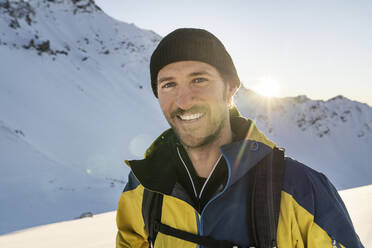 Porträt eines Mannes während einer Skitour, Lenzerheide, Graubünden, Schweiz - HBIF00075
