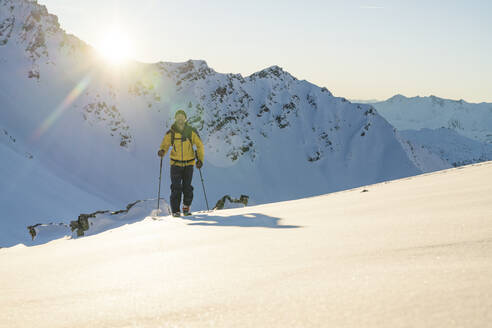 Mann während Skitour, Lenzerheide, Graubünden, Schweiz - HBIF00076