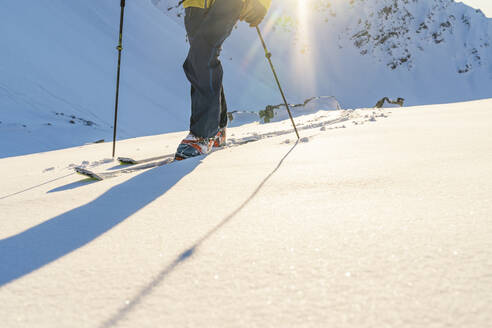 Nahaufnahme der Beine eines Mannes während einer Skitour, Lenzerheide, Graubünden, Schweiz - HBIF00077