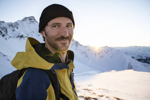 Porträt eines Mannes während einer Skitour, Lenzerheide, Graubünden, Schweiz, lizenzfreies Stockfoto