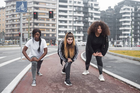 Drei sportliche junge Frauen beim Training in der Stadt - MEUF00011