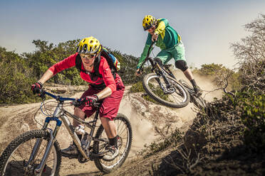 Mann und Frau auf Mountainbikes fahren auf einem Weg, Fort Ord National Monument Park, Monterey, Kalifornien, USA - MSUF00204