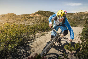 Mann fährt Mountainbike auf staubigem Weg, Fort Ord National Monument Park, Monterey, Kalifornien, USA - MSUF00217