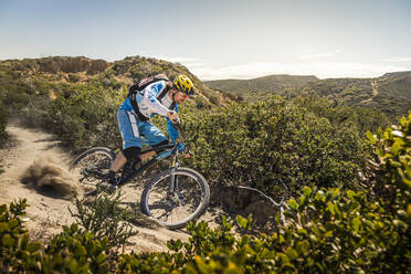 Mann fährt Mountainbike auf einem Singletrail, Fort Ord National Monument Park, Monterey, Kalifornien, USA - MSUF00218