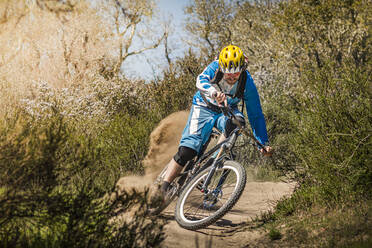 Mann fährt Mountainbike auf staubigem Weg, Fort Ord National Monument Park, Monterey, Kalifornien, USA - MSUF00219