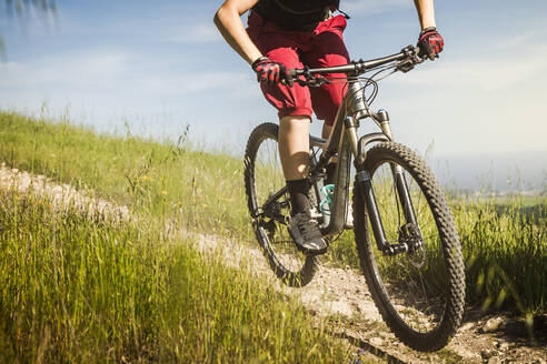 Nahaufnahme eines Mountainbikers auf einem Feldweg, Santa Cruz, Kalifornien, USA - MSUF00228