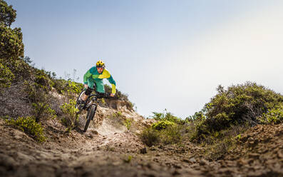 Mann fährt Mountainbike auf unbefestigter Strecke, Fort Ord National Monument Park, Monterey, Kalifornien, USA - MSUF00238