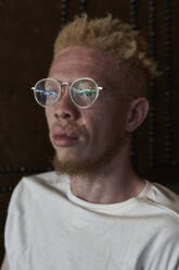 Albino man with round glasses looking sideways - VEGF01662