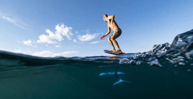 Männerfolie beim Surfen, Costa Rica - AMUF00018