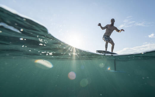 Männerfolie beim Surfen, Costa Rica - AMUF00019