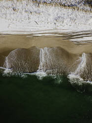 Brandung und Schnee Wintermorgen am Strand in Charlestown Rhode Island - CAVF76318