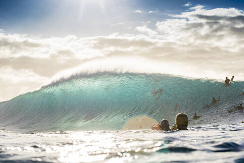 Pipeline waves at the north shore in Hawaii - CAVF76345